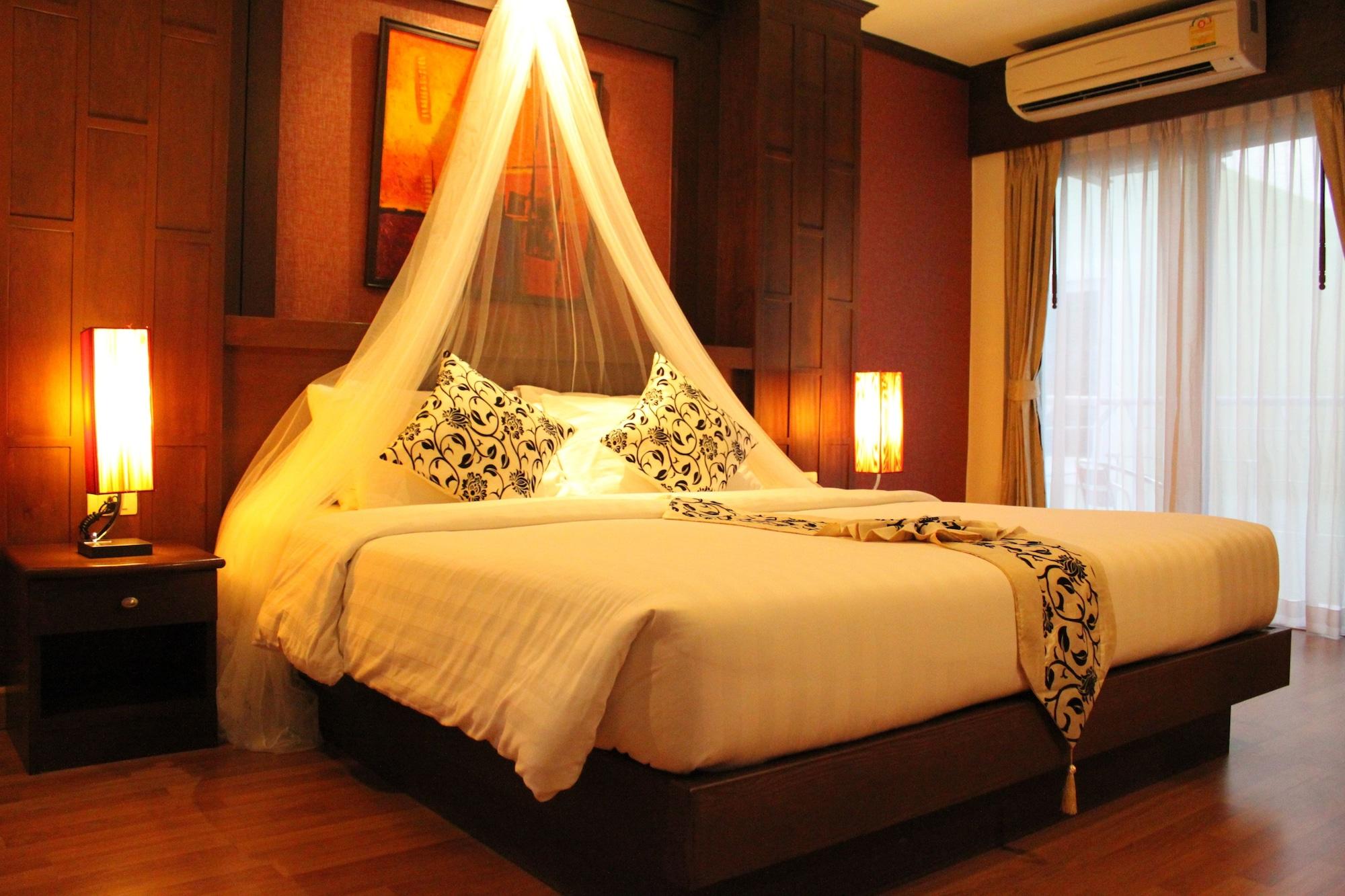 Hemingway'S Hotel Patong Exteriör bild