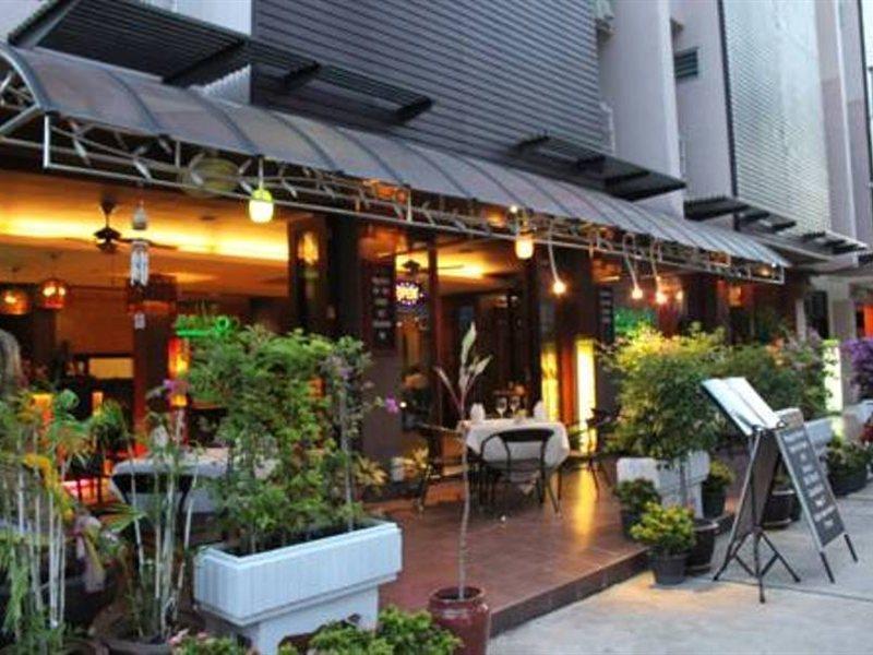 Hemingway'S Hotel Patong Exteriör bild