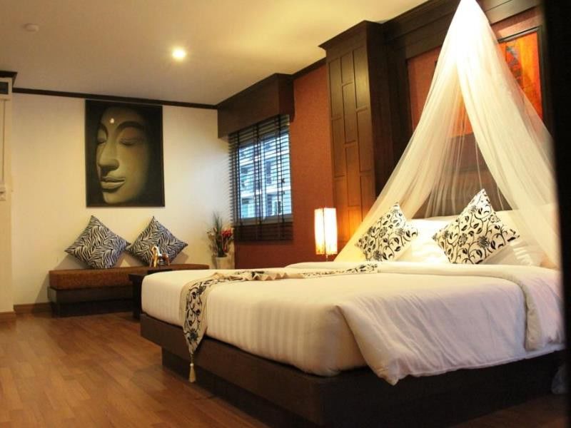 Hemingway'S Hotel Patong Exteriör bild