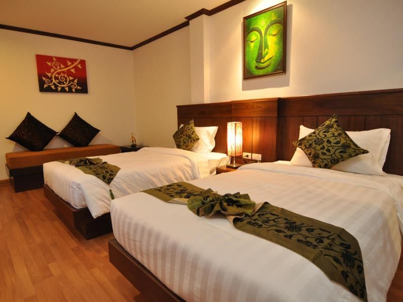 Hemingway'S Hotel Patong Exteriör bild